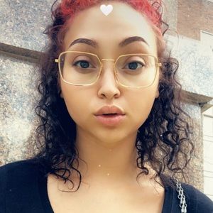 Meet your Posher, Caitlin